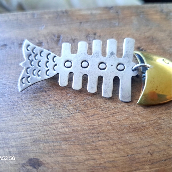 925 Sterling silver and brass fish brooche - Picture 2 of 7